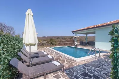 Image de Villa 3 chambres avec piscine privée, entourée de verdure