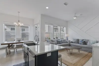 Image de Beautiful new contemporary beach house less than 10 walking minutes to the beach