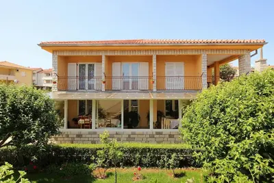 Image de Appartement de vacances Dobrinj pour 1 - 4 personnes avec 2 chambres à coucher - Logement de vacance
