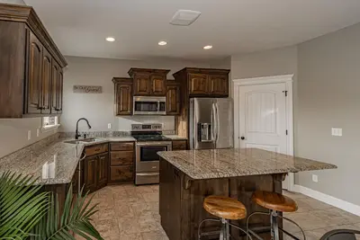Image de 3 story large home that’s great for families!