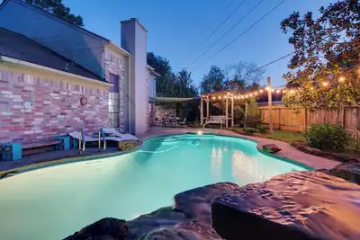 Image de Spacious Retreat w\/ Heated Pool, Spa, & Game Room; King Bed, Pool Table