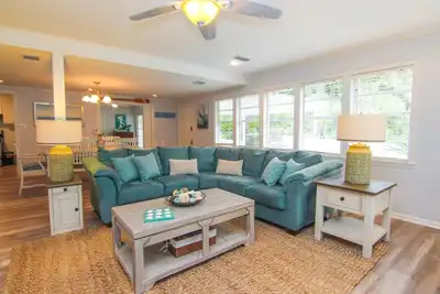 Image de Coastal Bliss Cottage, Bike to Beach, Pier & Hotspots! Fenced Yard & Good Vibes!
