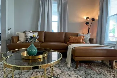 Image de Pristine Downtown Clayton Village Home Just Steps Away From Everything!