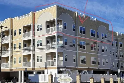 Image de Top Floor 3 Br, 2 Ba condo, with pool. 1 short block to the beach.