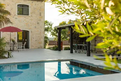 Image de Villa de hameau au calme avec climatisation, piscine chauffée & pétanque