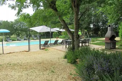 Image de Maison spacieuse avec piscine privée au cœur du Périgord Noir, proche sites touristiques majestueux