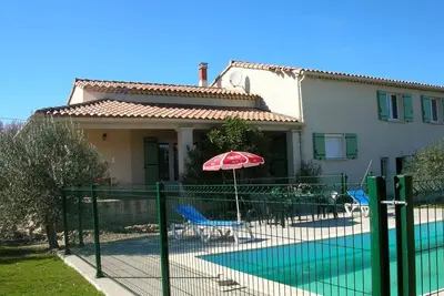 Image de villa agrèable avec vue sur la piscine entièrement privative.