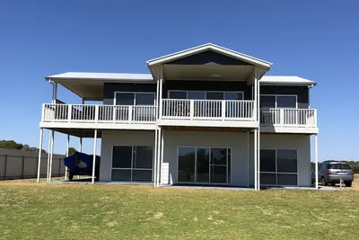 Image de 4 Bedroom Beach House with Sea Views. Now with wifi and foxtel.