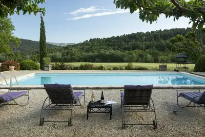Image de Mas du Grand Saint Julien entre vignes et lavandes