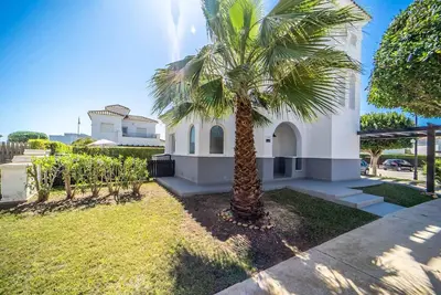Image de Large 3 bed / 3 bath villa on corner plot with private heated pool