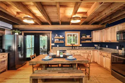 Image de 🫎Moose Lodge⭐️Secluded 5 Star Cabin🪵Cozy Fireplace🌙Hot Tub under the stars🌲