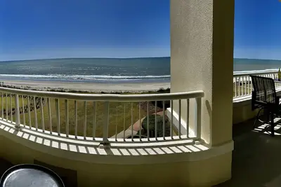 Image de Oceanfront (Grande Villas) 4 bedroom 4 bath Luxury 60 + ft of balcony