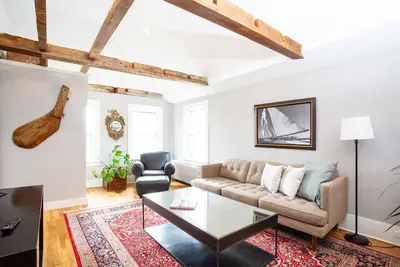 Image de Sea Bird Suite – Historic Charm & Cozy Comfort in the Heart of Old Town