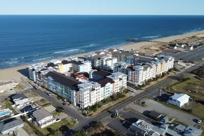 Image de 2 Story Luxurious Penthouse with Views of the Ocean and Back Bay!