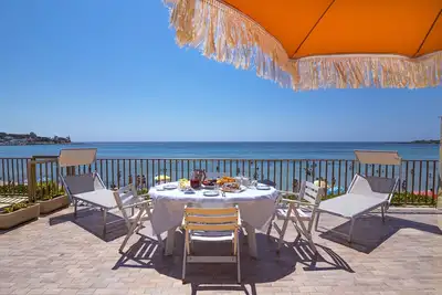 Villa dans le pays un accès à la mer à l'intérieur de la villa
