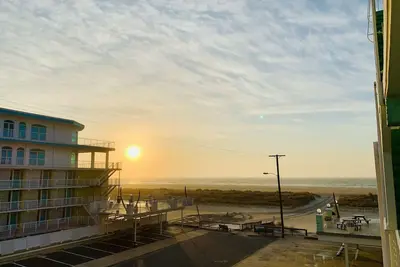 Image de *New Kitchen” <br>Welcome to our Sea-Renity on the beach