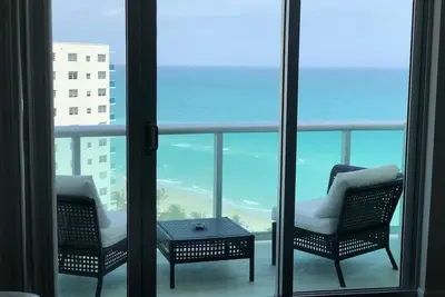 Image de Gorgeous penthouse with unobstructed ocean view right on the beach