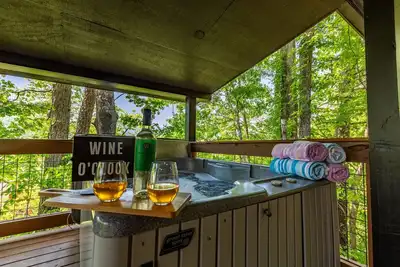 Image de Family & Pet Friendly Mountain Cabin with Hot Tub, Game Room & Community Pools