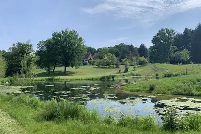 Image de maison au milieu d un paysage (piscine tennis)