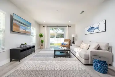 Image de Modern 4br Townhome • Walk to Stores & Shores