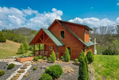 Image de Game Loft Cabin with Hot Tub, Fire Pit, Big Yard, Community Pool