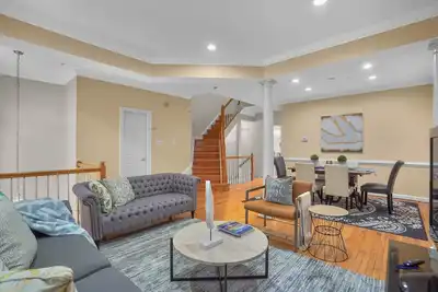 Image de Luxurious 4 Bedroom Townhome Close to Dc Metro Area