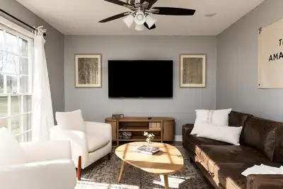 Image de Creekside Getaway - Close to Dt & Lake
