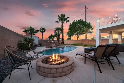 Image de ❤ 5br/3ba Modern Cozy Farmhouse, Spacious Backyard w/ Pool + Fire Pit