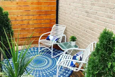 Image de Stylish Main Level Suite with Separate Entrance, Private Patio and 2 Car Parking