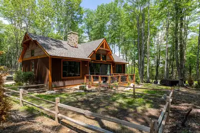Image de Stillness Springs at Eagles Nest - Pet Friendly, Two master suites, firepit, hot tub, creek, 1 acre!
