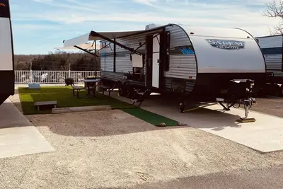 Image de Glamping at its finest Coconuts Rv Park - Beautiful Lake View
