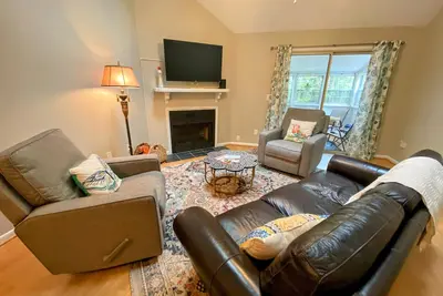 Image de Townhome close to downtown- long term stay only. 10% off for July and August.