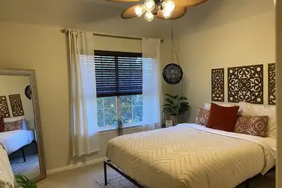 Image de Luxury Home updated kitchen \/ Spa Bathrooms \/ and Grand Theater for movie night!