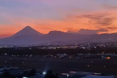 Image de Amazing Volcano Views in front of airport
