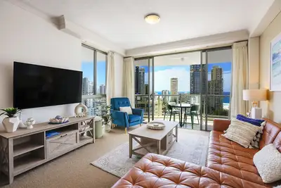 Image de Indulge in Views of The Ocean, City Lights & Waterways!