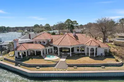 Image de Elegant Lake Living with an Incredible Lake View
