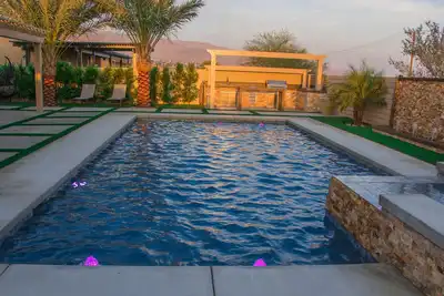 Image de A modern vacation home in Desert Hot Springs, built in 2020 with 4 bd, 3 baths