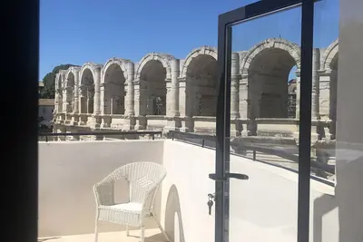 Image de Face aux Arenes et la Major