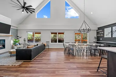 Image de Outdoor/Indoor Pool, Pickleball, Private Hot tub