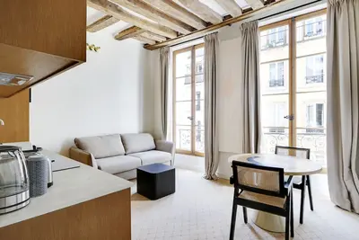 Image de A Dazzling 1-Br in Louvre
