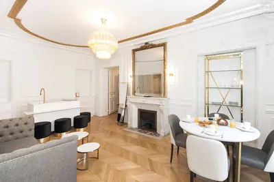 Image de A Sumptuous 2-Br apartment in the Champs-Elysées