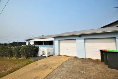 Image de Pet friendly two Bedroom house, located close the the beach and main street!