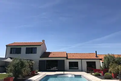 Image de Maison avec piscine sur grand terrain clos dans le vignoble