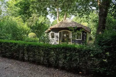 Image de A cozy farmhouse-style cottage in a wooded area with plenty of privacy. Want to get away from it all and enjoy nature? This is possible in this comfortable 4+2-person accommodation at the Heivlinder near the Speulder Forest and the moors of Ermelo!