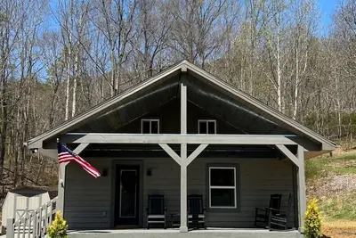 Image de Fully Renovated Cottage - Minutes from Appalachian Trail & Carvins Cove