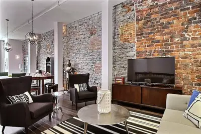 Image de Generations: Immense condo de 3 chambres avec cachet historique