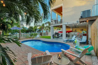 Image de Waterfront home w/4 Bedrooms, private pool, dock space & only minutes from the Beach. . .