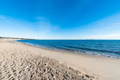Image de Be Happy Beach House is a five minute walk from Hawk's Nest Beach!