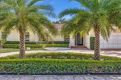 Image de Grand Luxurious Villa, Secluded Backyard Oasis