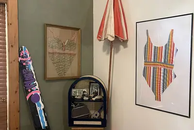 Image de Cozy, cabin in the woods perfect for hanging out.